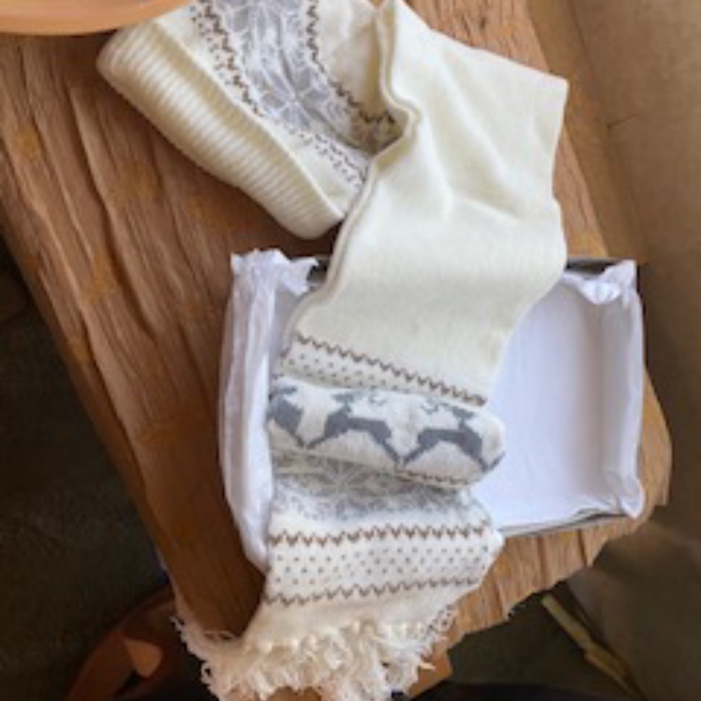 NWOT BEAUTIFUL SOFT SCARF AND BEANIE - Picture 3 of 3
